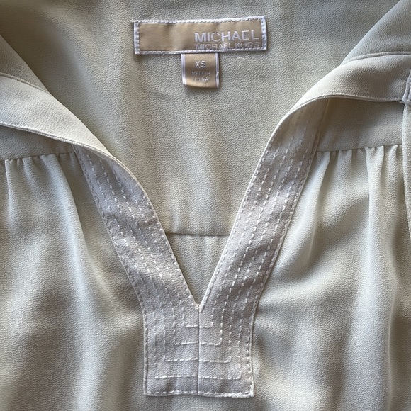 White blouse - Picture 3 of 3